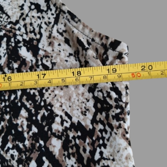 DANA BUCHMAN - Dressy Pleated V-Neck Snake Skin Design Sleeveless Blouse - Sz: L - Picture 7 of 9